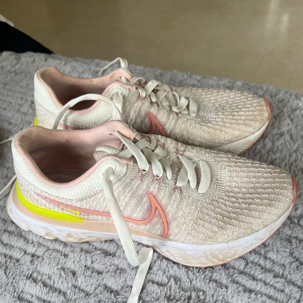 Nike Infinity Run Flyknit Tennis shoe